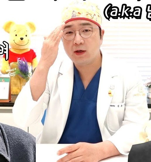 설명하는 의사