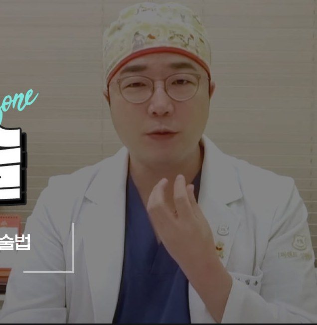 수술모자와 가운을 착용한 의사