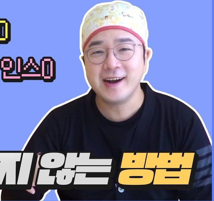 수술모를 쓰고 웃고 있는 의사