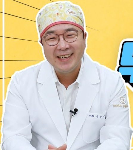 수술모자를 쓰고 웃고 있는 의사