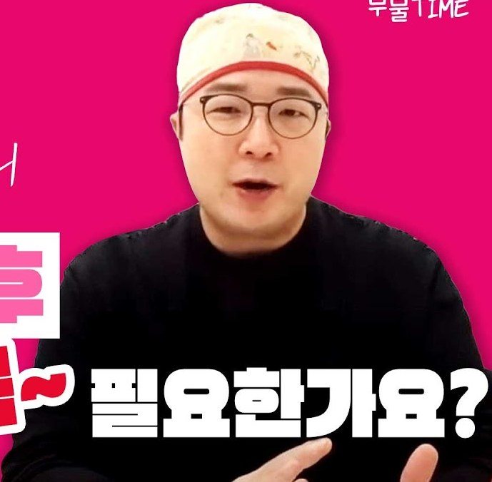 수술모를 쓰고 설명하는 의료진