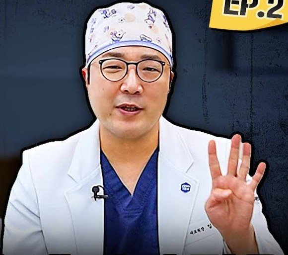 손가락 네 개를 펴 보이며 설명하는 의사