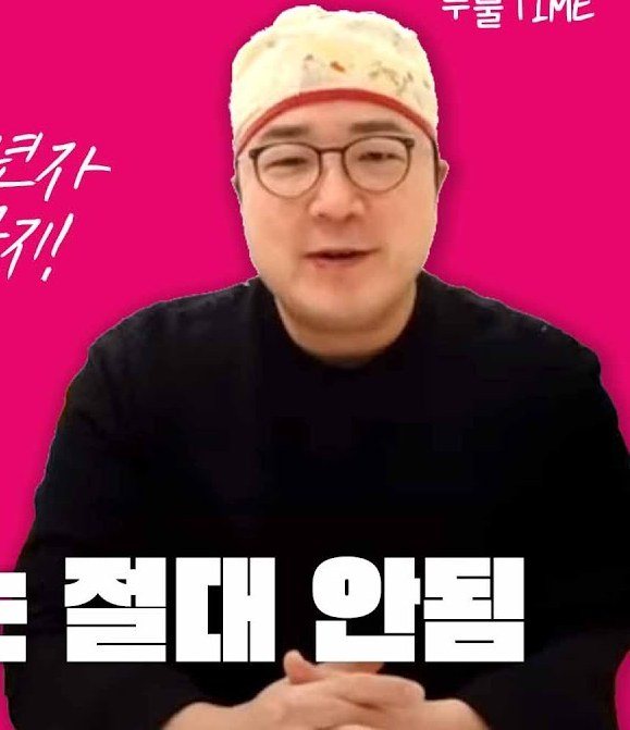 수술모를 쓴 의사