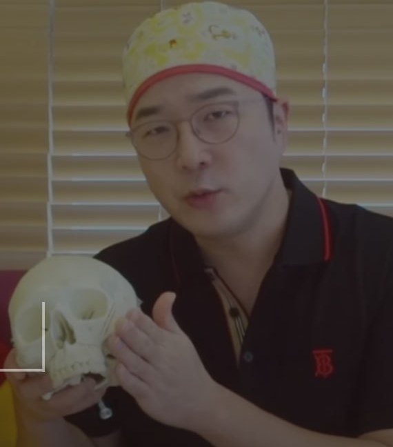 두개골 모형을 들고 설명하는 의료진