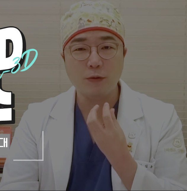 수술모를 착용한 채 설명하는 의사