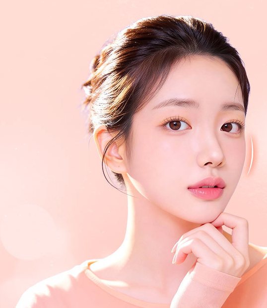 턱을 괸 모델
