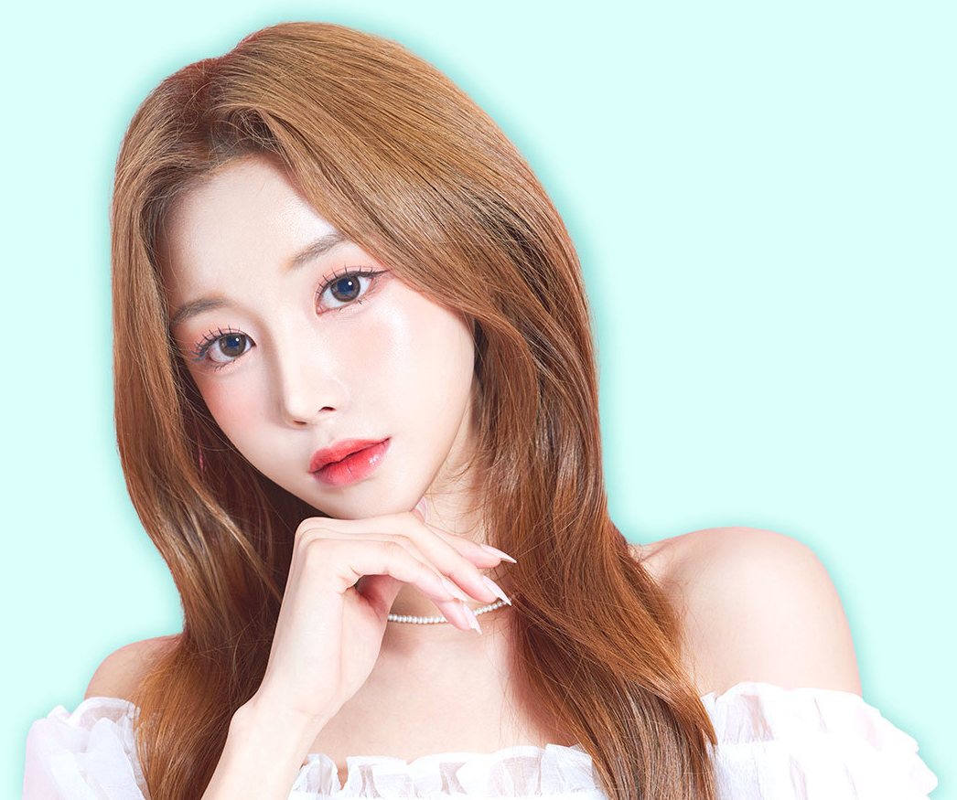 턱에 손을 괸 긴 머리 모델