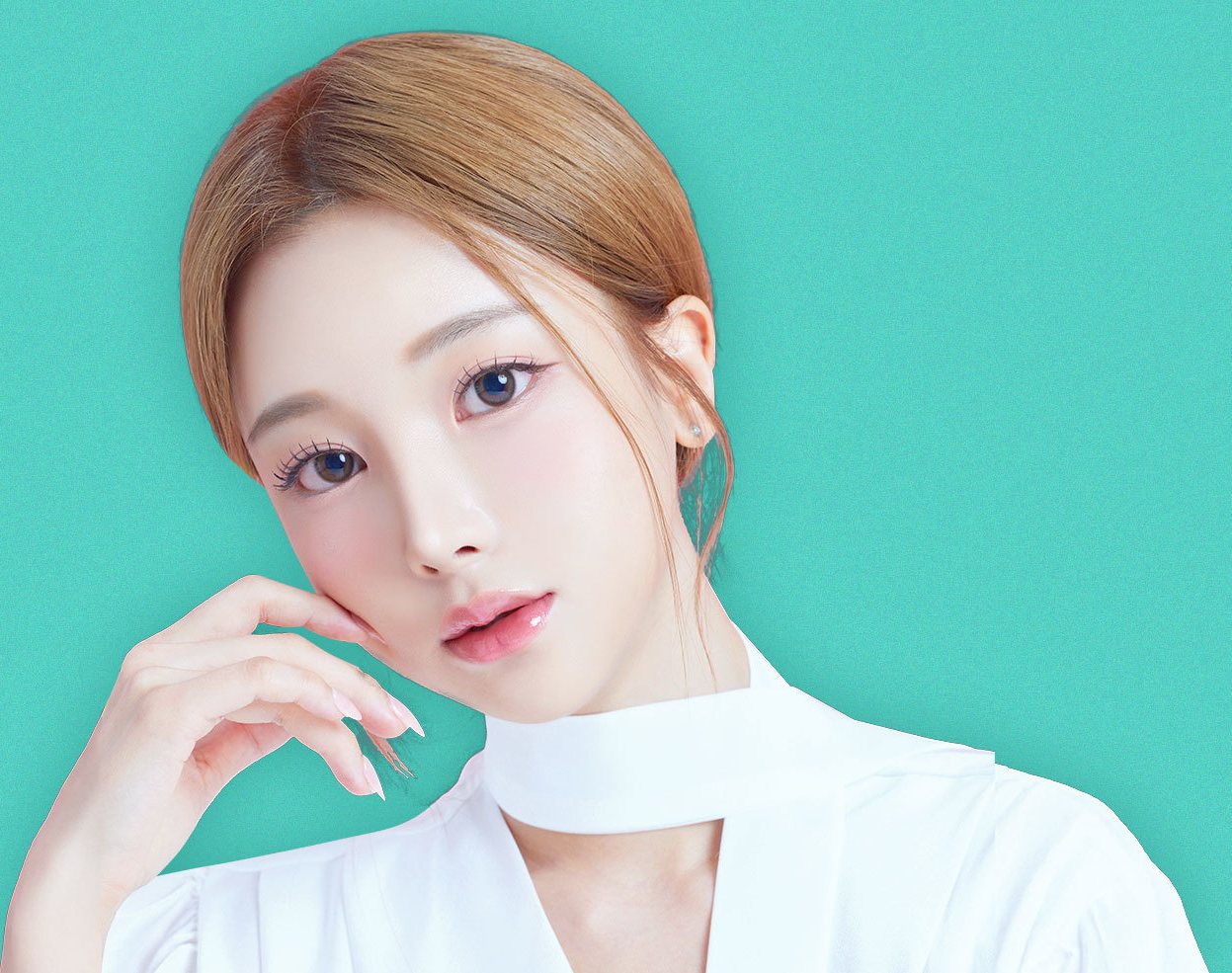 얼굴에 손을 댄 흰 셔츠 모델
