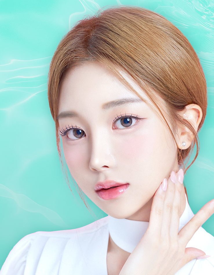 목에 손을 댄 모델