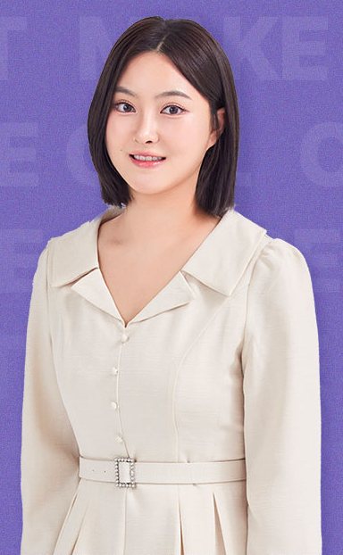 아이보리 원피스를 입고 웃는 수술 후 출연자