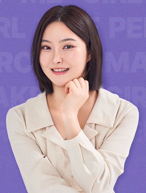 턱을 괴고 활짝 웃는 수술 후 출연자