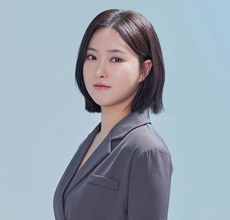 회색 재킷을 입은 수술 후 출연자 상반신