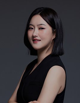 검은 민소매를 입은 수술 후 출연자 상반신