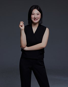 검은 민소매 상하의를 입은 수술 후 출연자 전신