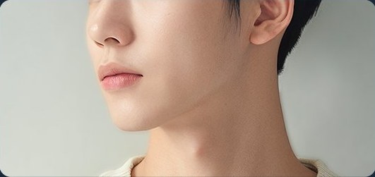 남자다운 귀밑 각 — 남성 턱선 측면 클로즈업