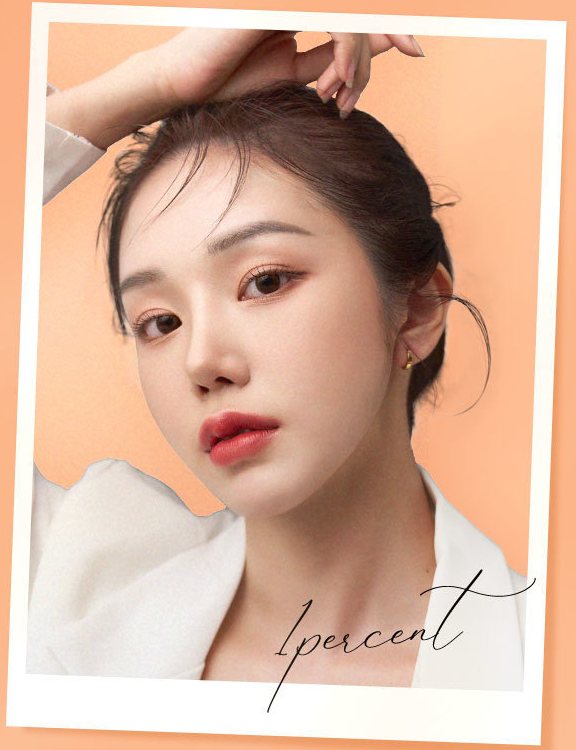 폴라로이드 속 여성 모델