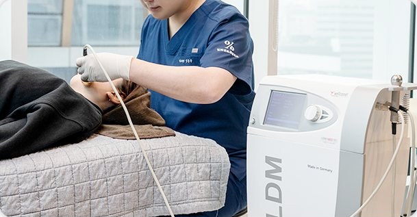 케어실에서 LDM 장비로 수술 후 관리를 받는 환자
