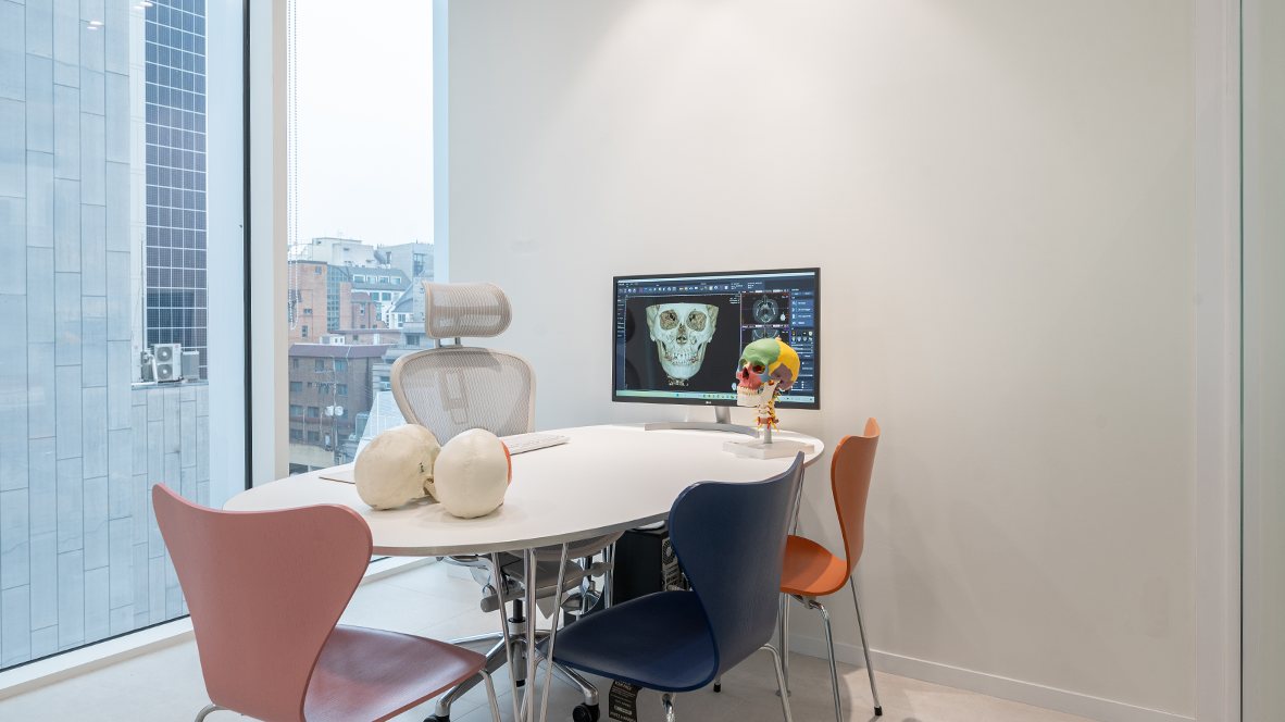 두개골 모형과 3D CT 화면 모니터가 있는 7층 상담실