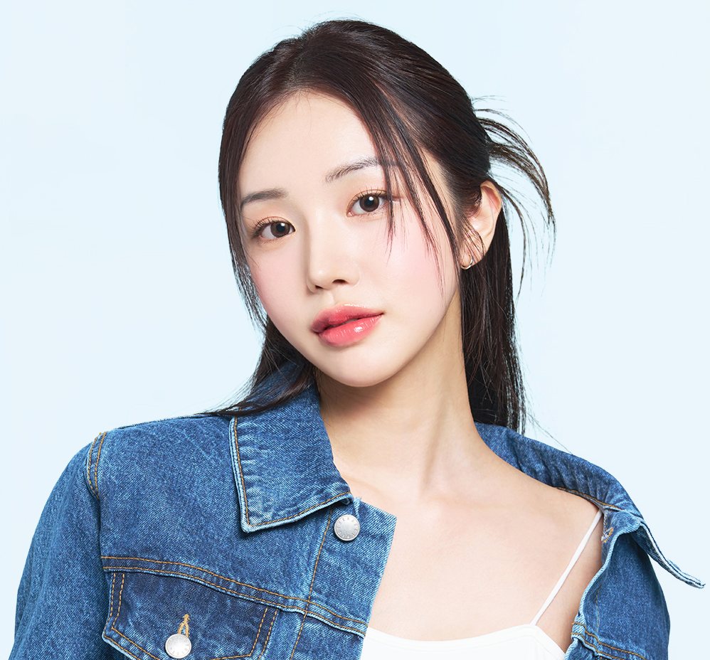 하늘색 배경, 데님 재킷을 입은 긴 흑발 여성 모델