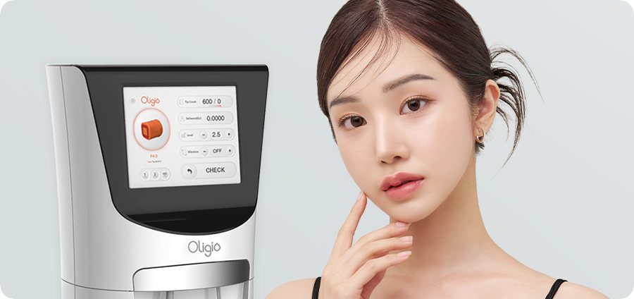 올리지오 장비 화면과 턱에 손을 댄 여성 모델