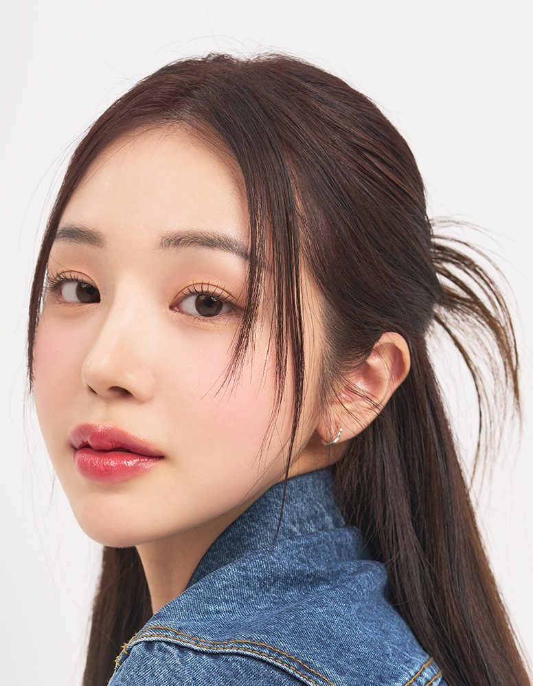밝은 회색 배경, 데님 재킷을 입고 뒤돌아보는 여성 모델