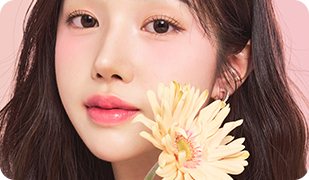 분홍 배경, 노란 거베라 꽃을 든 여성 모델