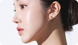 매끈한 턱선의 여성 모델 옆얼굴