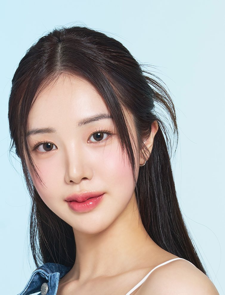 하늘색 배경, 긴 흑발에 데님 재킷을 걸친 여성 모델 정면