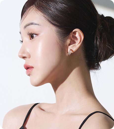 깨끗한 피부의 여성 모델 옆모습