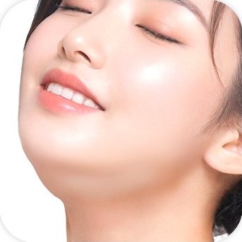 눈을 감고 웃는 여성의 턱·목 라인(이중턱)