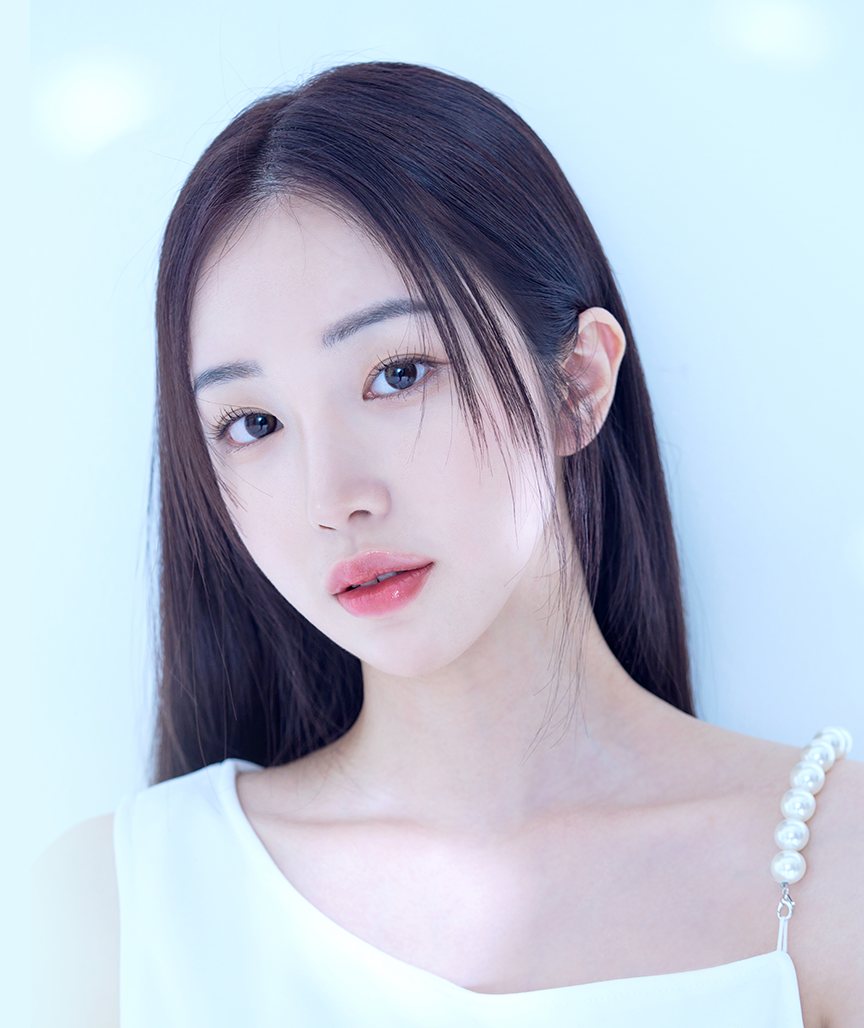 흰 원피스를 입은 긴 생머리 모델(High-3D 광대수술 메인 비주얼)