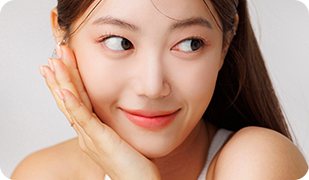 볼에 손을 댄 채 웃는 모델(입체감이 살아나는 광대)