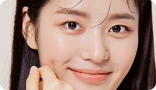 볼에 손가락을 댄 모델(얼굴 중안면부 리프팅 효과)