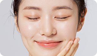 눈을 감고 볼에 손을 댄 모델(어려 보이는 동안효과)
