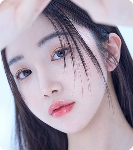 이마에 손을 올린 모델