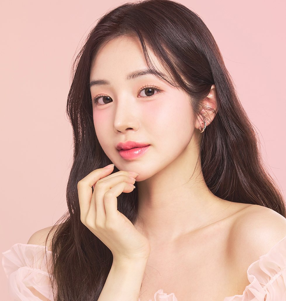 미니퀵 광대수술 히어로 모델(턱에 손을 댄 여성)