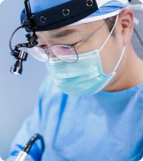 수술용 루페를 쓴 집도의