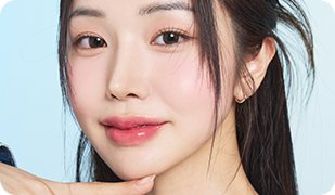 턱에 손을 받친 갸름한 턱선의 여성 모델