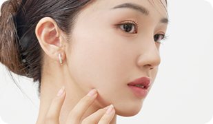 옆얼굴 턱선을 만지는 여성 모델