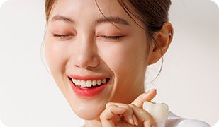 눈을 감고 활짝 웃는 여성 모델