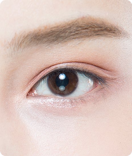 또렷한 쌍꺼풀 라인이 완성된 눈매 클로즈업