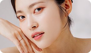 볼에 손을 댄 모델 얼굴