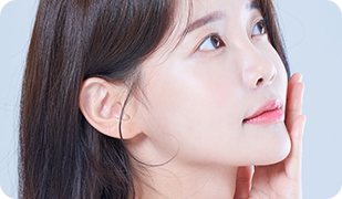 위를 올려다보며 볼에 손을 댄 모델