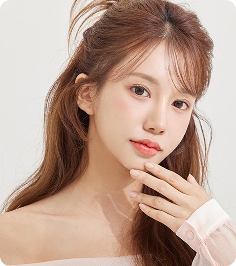 턱에 손을 댄 긴 머리 여성 모델