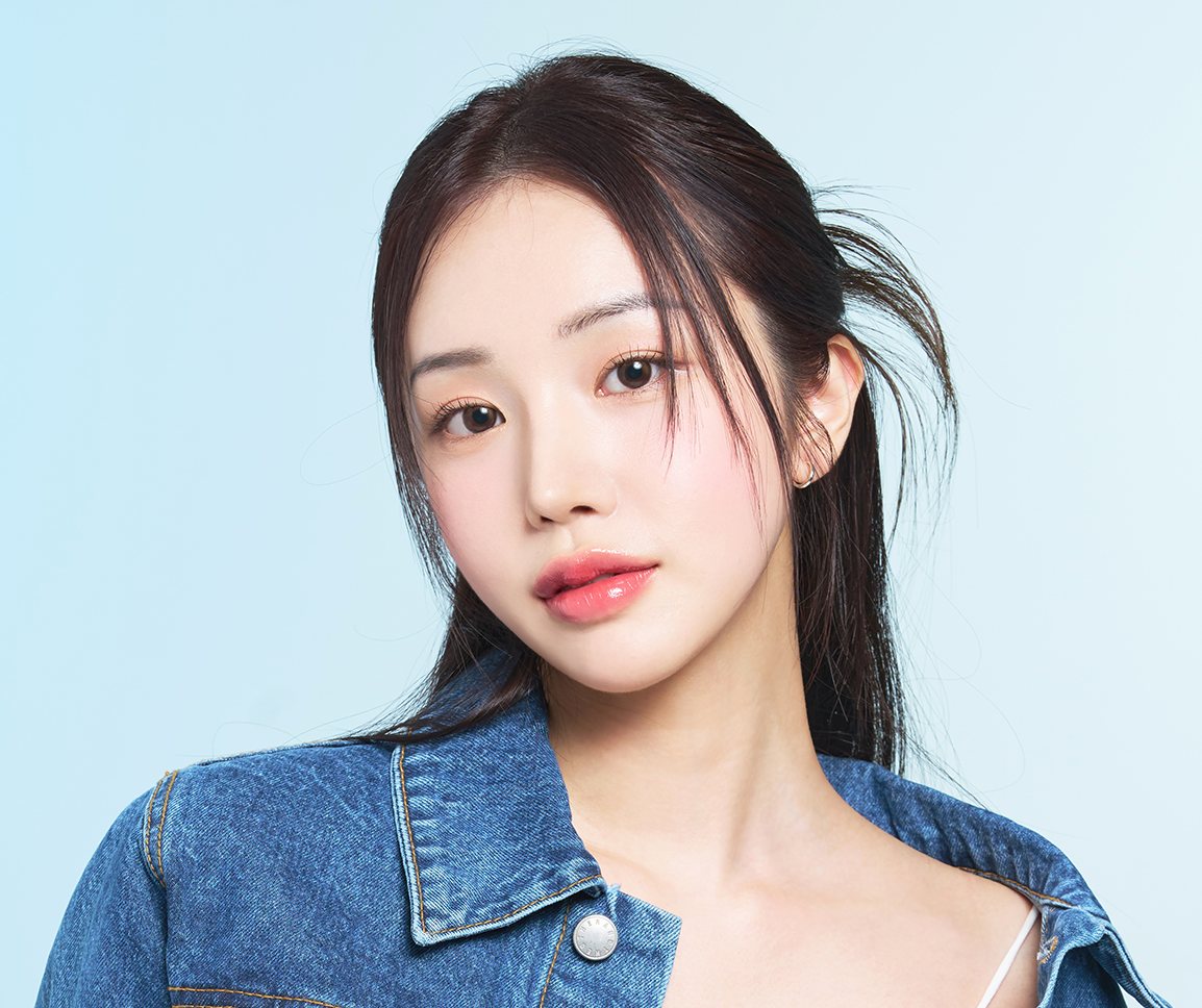 하늘색 배경, 청재킷을 입고 머리를 묶은 여성 모델