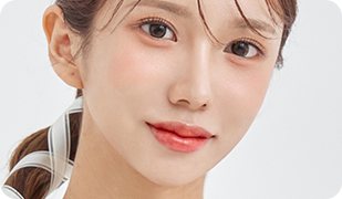 머리를 묶은 여성 모델 얼굴 클로즈업