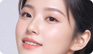 미소 짓는 흑발 여성 모델 얼굴 클로즈업
