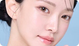 하늘색 배경의 여성 모델 얼굴 클로즈업