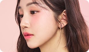 분홍 배경, 옆얼굴 콧대가 보이는 여성 모델