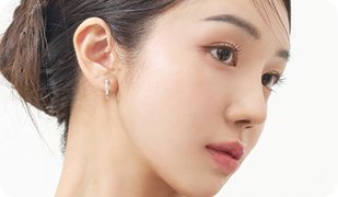 흰 배경, 머리를 묶은 여성 모델 옆얼굴